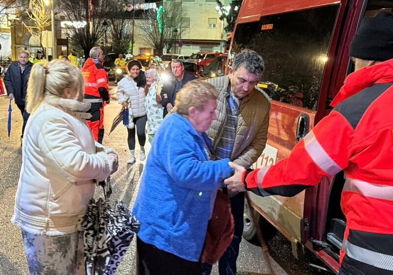 234 personas desalojadas y 15 carreteras cortadas: último balance de la borrasca Leonardo en Granada Desalojo anoche de los vecinos de Dúdar por la borrasca 'Leonardo' - DIPUTACIÓN DE GRANADA