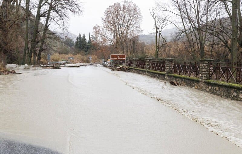 80 personas continúan desalojadas de sus hogares en la provincia de Granada Imagen de carretera cortada al inundarse por el desbordamiento del río Aguas Blancas tras el paso de la borrasca este pasado jueves – Álex Cámara – Europa Press