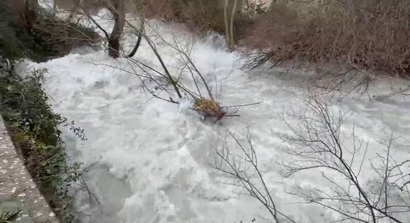 El caudal del río Castril deja atrás el aviso rojo aunque persiste el peligro en los márgenes Captura de un vídeo del río Castril con el caudal por encima de los niveles propios de otros inviernos, hace una semana, con la llegada de la borrasca 'Leonardo' - AYUNTAMIENTO