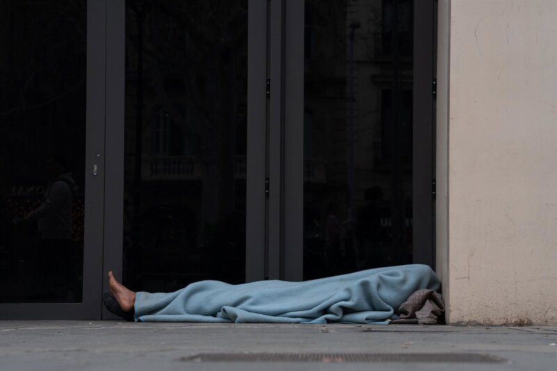 PSOE urge medidas para las personas sin hogar tras el «toque de atención» del Defensor del Pueblo Andaluz Una persona sin hogar. Archivo. - David Zorrakino - Europa Press - Archivo