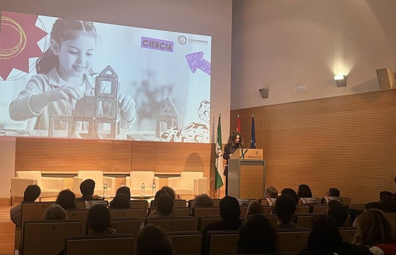 Referentes femeninos en ciencia y salud comparten experiencias en el edificio Genyo con motivo del 11F