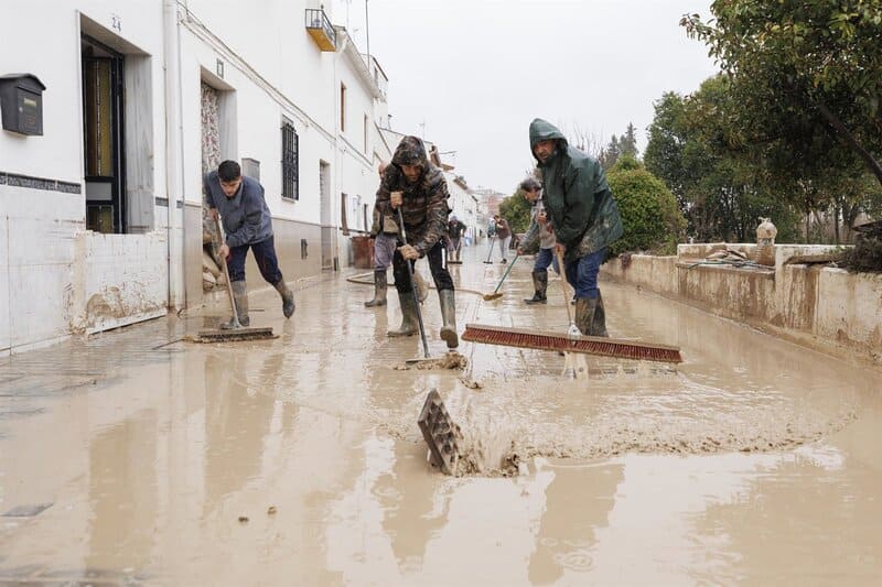 Afectados por la Dana de Valencia «devuelven» la solidaridad recibida a los municipios azotados por el temporal en Granada Vecinos de Villanueva Mesía (Granada) se afanan en sacar el agua y barro de sus casas tras la crecida del Río Genil por el paso de la borrasca 'Leonardo'. - ÁLEX CÁMARA / EUROPA PRESS