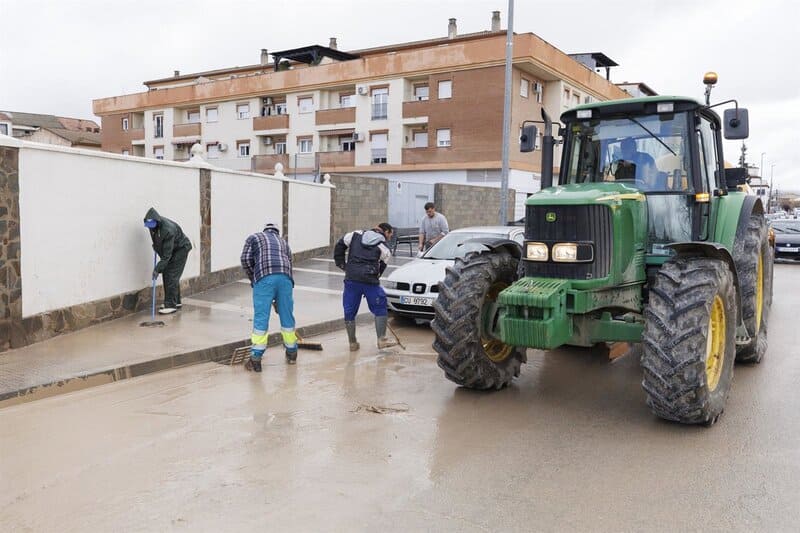 Más de 100 personas continúan desalojadas en la provincia de Granada por el temporal Imagen de vecinos de Huétor Tájar (Granada) se afanan en labores de limpiezas de calles tras las inundaciones producidas por el desbordamiento del río. Archivo. - Álex Cámara - Europa Press