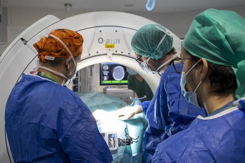 El Hospital Virgen de las Nieves incorpora una nueva técnica para tratar la epilepsia Momento de la intervención pionera en el Hospital Virgen de las Nieves de Granada. - JUNTA DE ANDALUCÍA - Archivo