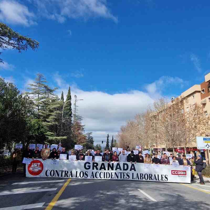 Sindicatos piden una «investigación exhaustiva» sobre el accidente mortal de un trabajador en Nigüelas Concentración por la muerte de un trabajos en Nigüelas (Granada). - UGT/CCOO