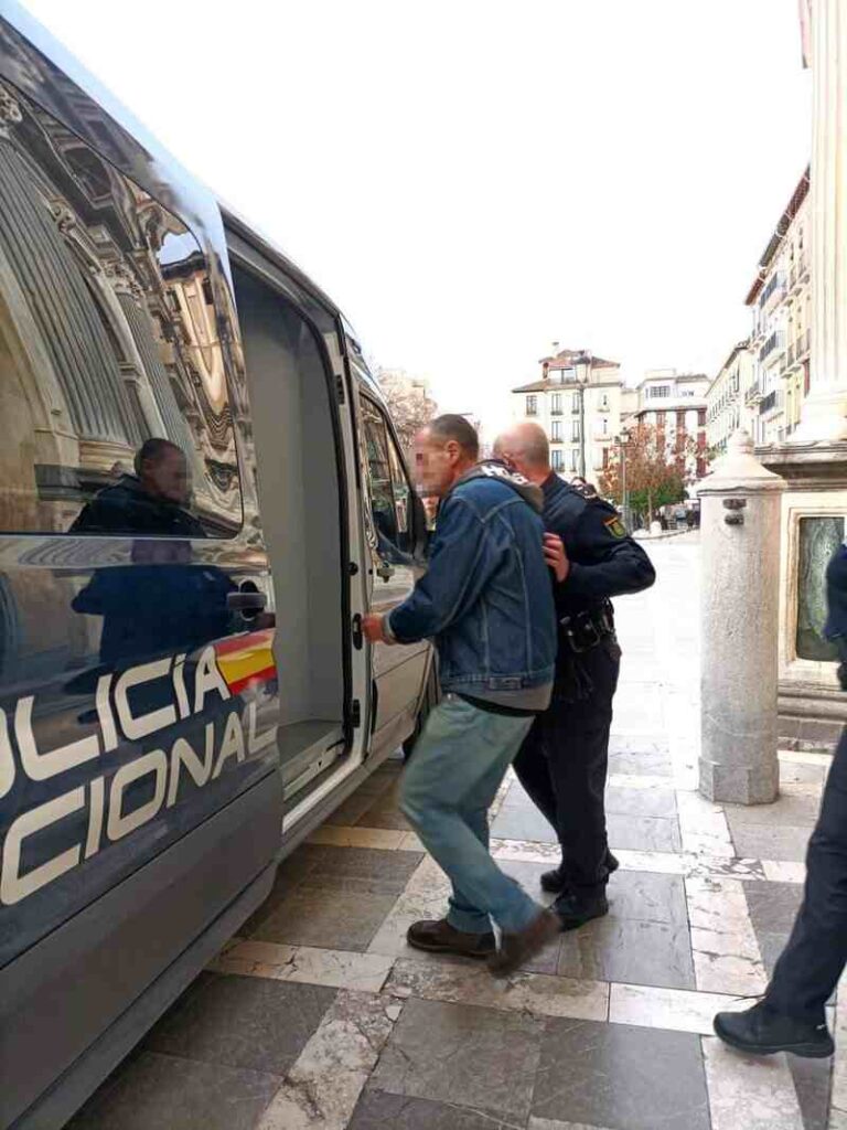 Acepta seis años de cárcel tras intentar matar a un conocido con un machete en el paseo del Salón El acusado de intentar matar a un hombre con un machete sale de la Real Chancillería de Granada. - EUROPA PRESS