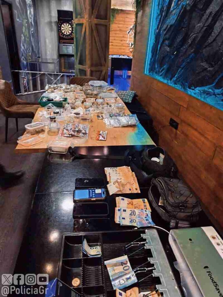 Cinco detenidos y tres kilos de hachís y marihuana intervenidos tras la inspección de un local Dinero intervenido en el local inspeccionado - PERFIL DE LA POLICÍA LOCAL EN LA RED SOCIAL X