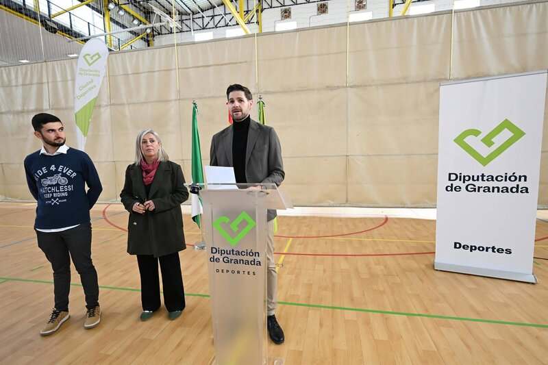 El Circuito Provincial BTT Media Maratón Diputación de Granada 2026 recorrerá diez municipios de la provincia El diputado de Deportes e Instalaciones Deportivas de Granada, Eric Escobedo, preside la presentación del Circuito Provincial BTT Media Maratón Diputación de Granada. - DIPUTACIÓN DE GRANADA