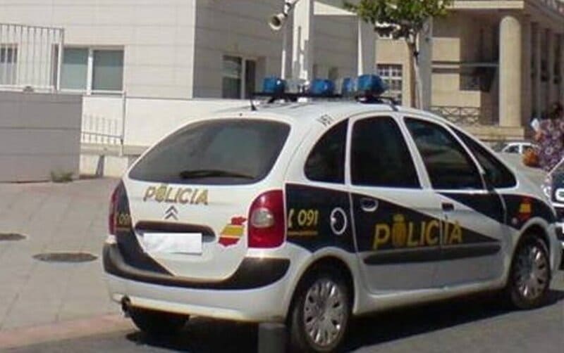 Investigan un incendio en Motril el que un hombre se precipitó desde una azotea