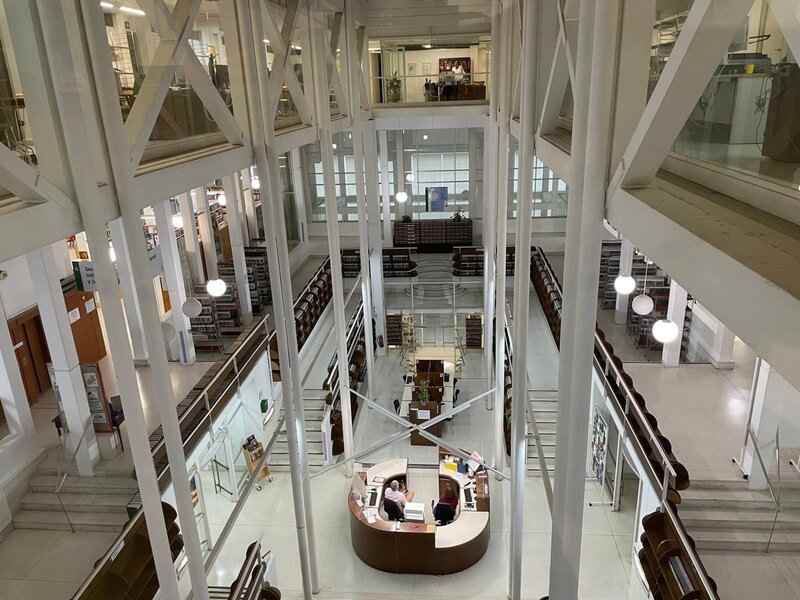 Juan Vida presenta su libro ‘El triunfo de los pavos reales’ en una charla con Ernesto Páramo y Paco Pomet Interior de la Biblioteca Pública Provincial de Granada, gestionada por la Consejería de Cultura y Deporte, en imagen de archivo - JUNTA DE ANDALUCÍA - Archivo