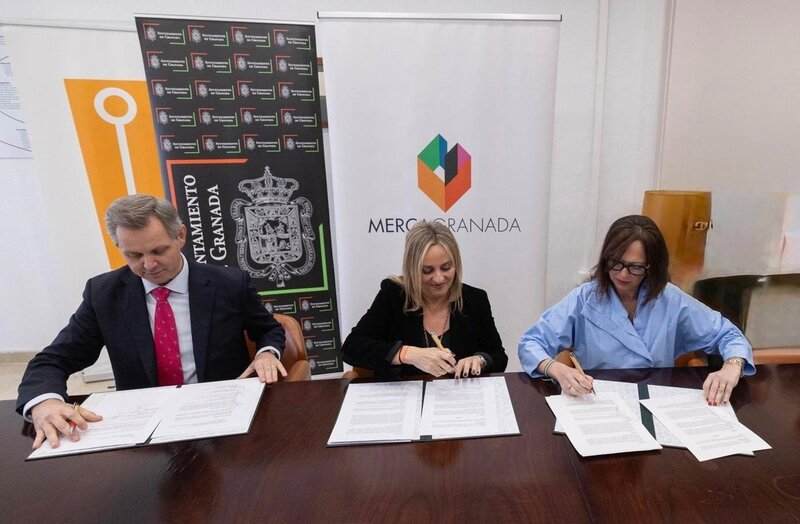 Las instituciones aúnan esfuerzos para situar a Mercagranada como nodo logístico estratégico en Andalucía La alcaldesa de Granada y presidenta de Mercagranada, Marifrán Carazo, en el centro junto con la consejera de Fomento, Articulación del Territorio y Vivienda, Rocío Díaz, y el presidente de Mercasa, José Miñones - AYUNTAMIENTO