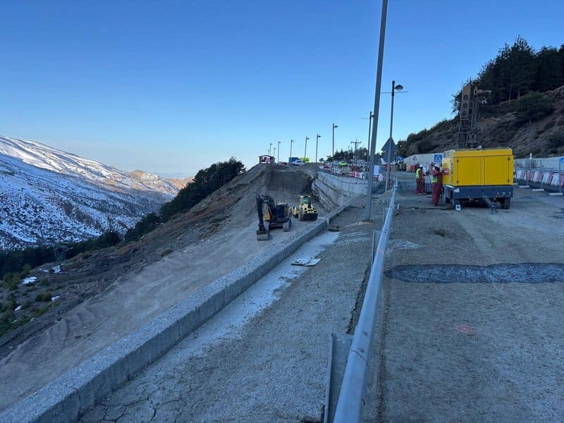 Reabren este viernes un carril de la carretera a Sierra Nevada para paso exclusivo de vehículos ligeros