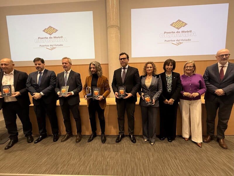 Pablo Acevedo gana el I Premio Internacional de Poesía Motril con su poemario ‘Fulgor’ Pablo Acevedo recibe el I Premio Internacional de Poesía Motril. - AUTORIDAD PORTUARIA DE MOTRIL