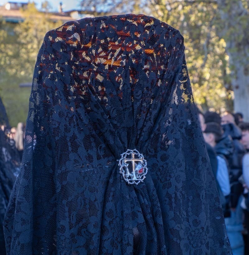 Detalla una mantilla de la Venerable Hermandad de Caridad del Santísimo Cristo del Trabajo y Nuestra Señora de la Luz. Imagen: Manuel Alejandro Guzmán Úbeda
