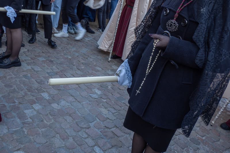 Procesión de la Detalla una mantilla de la Venerable Hermandad de Caridad del Santísimo Cristo del Trabajo y Nuestra Señora de la Luz. Imagen: Manuel Alejandro Guzmán Úbeda