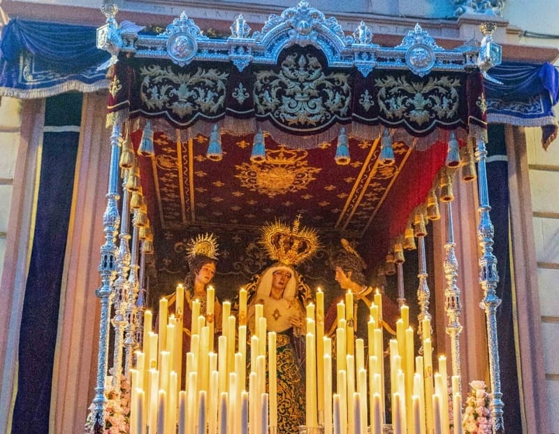 Nuestra Madre y Señora de la Consolación y Santo Ángel Custodio a su salida del Convento del Santo Ángel Custodio. Imagen: Manuel Alejandro Guzmán Úbeda