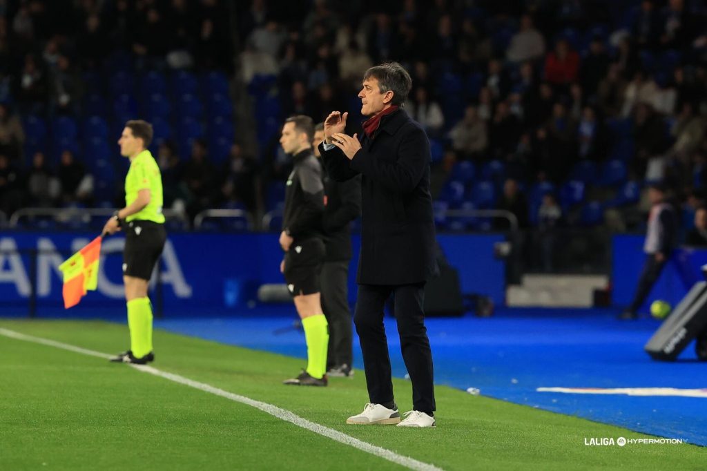 Pacheta se desmarca de los rumores de venta del Granada CF y advierte sobre la Real Sociedad B Pacheta en el banquillo de Riazor - LaLiga
