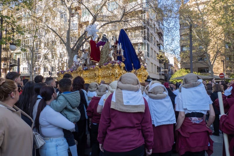Procesión de la Detalla una mantilla de la Venerable Hermandad de Caridad del Santísimo Cristo del Trabajo y Nuestra Señora de la Luz. Imagen: Manuel Alejandro Guzmán Úbeda