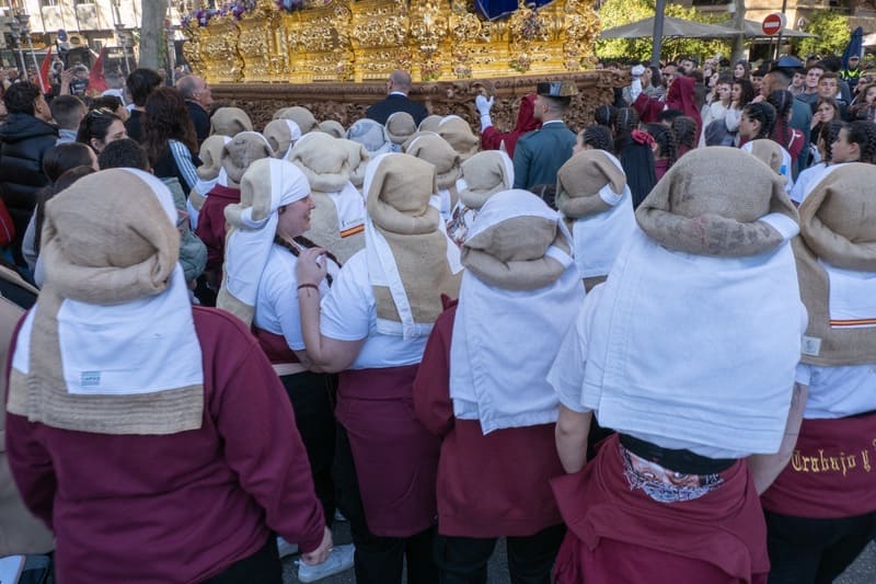 Procesión de la Detalla una mantilla de la Venerable Hermandad de Caridad del Santísimo Cristo del Trabajo y Nuestra Señora de la Luz. Imagen: Manuel Alejandro Guzmán Úbeda