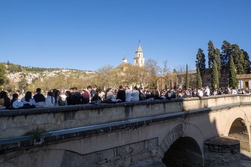 Ambiente durante el paso por el Puente Romano de la procesión de la Venerable Hermandad de Caridad del Santísimo Cristo del Trabajo y Nuestra Señora de la Luz. Imagen: Manuel Alejandro Guzmán Úbeda