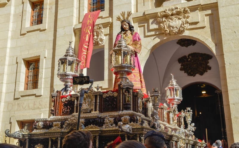 Salida de la Cofradía de Nuestro Padre Jesús del Rescate de la Iglesia de la Magdalena. Imagen: Manuel Alejandro Guzmán Úbeda