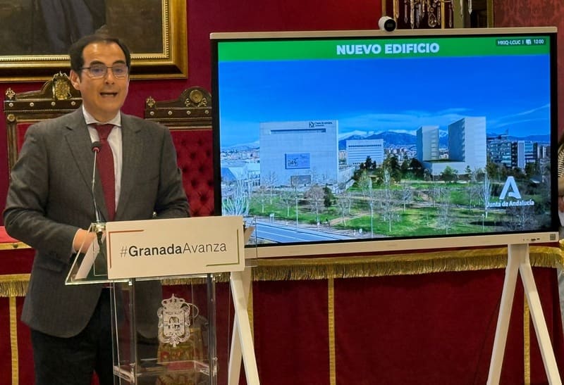 El consejero de Justicia, José Antonio Nieto, junto a la alcaldesa, Marifrán Carazo, ha presentado el estudio de implantación de las instalaciones Nexus --un zócalo y dos torres-- que completarán la Ciudad de la Justicia junto al Cubo. - JUNTA