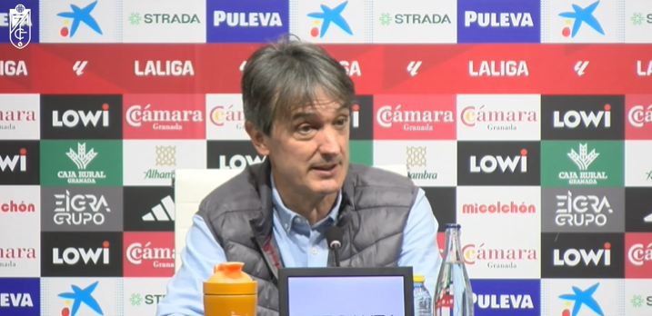 Pacheta: «Tenemos que seguir con esta ambición que tenemos» El técnico durante la rueda de prensa - GCF