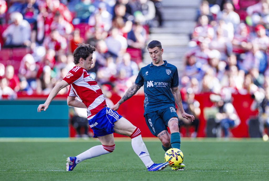 El Granada CF da en Los Cármenes un paso de gigante hacia la permanencia (4-2) Pablo Sáenz en una acción defensiva - SD Huesca