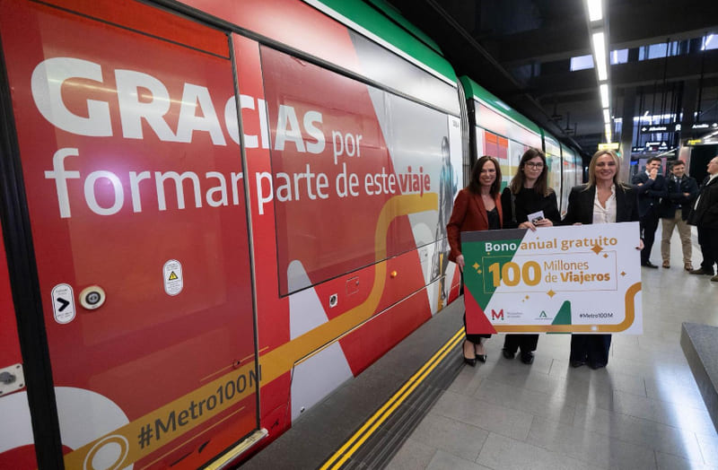 El Metro de Granada logra el hito de los 100 millones de usuarios desde su puesta en servicio La consejera de Fomento, Articulación del Territorio y Vivienda, Rocío Díaz, ha asistido junto a la alcaldesa de Granada, Marifrán Carazo, en un acto donde se ha hecho entrega de un bono con viajes ilimitados durante un año a Clara, la viajera número 100 millones. Imagen: Perfil en 'X' de Marifrán Carazo