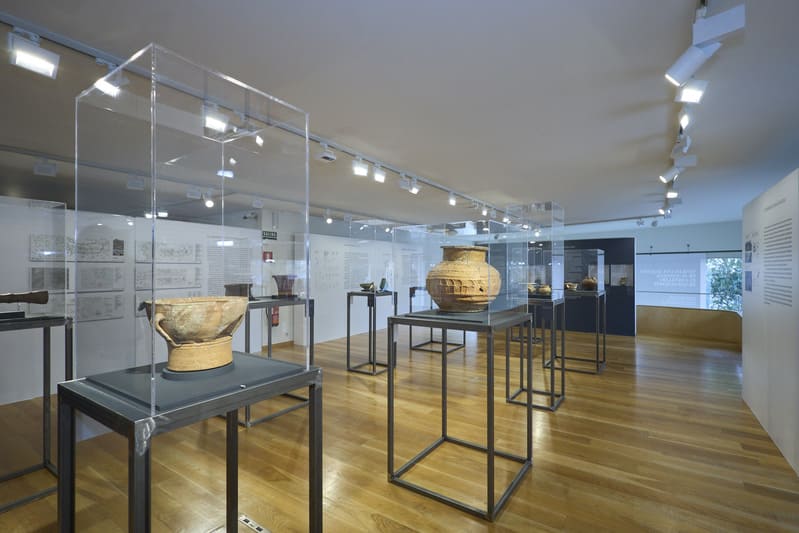 Presentación en la Exposición 'Vivir en una alquería de Al-Ándalus. El Castillejo de Los Guájares'. Imagen: Fundación Caja Rural Granada