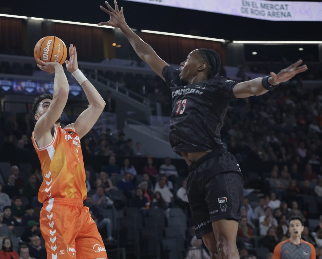 Jassel Pérez intenta taponar durante el partido - ACB Photo