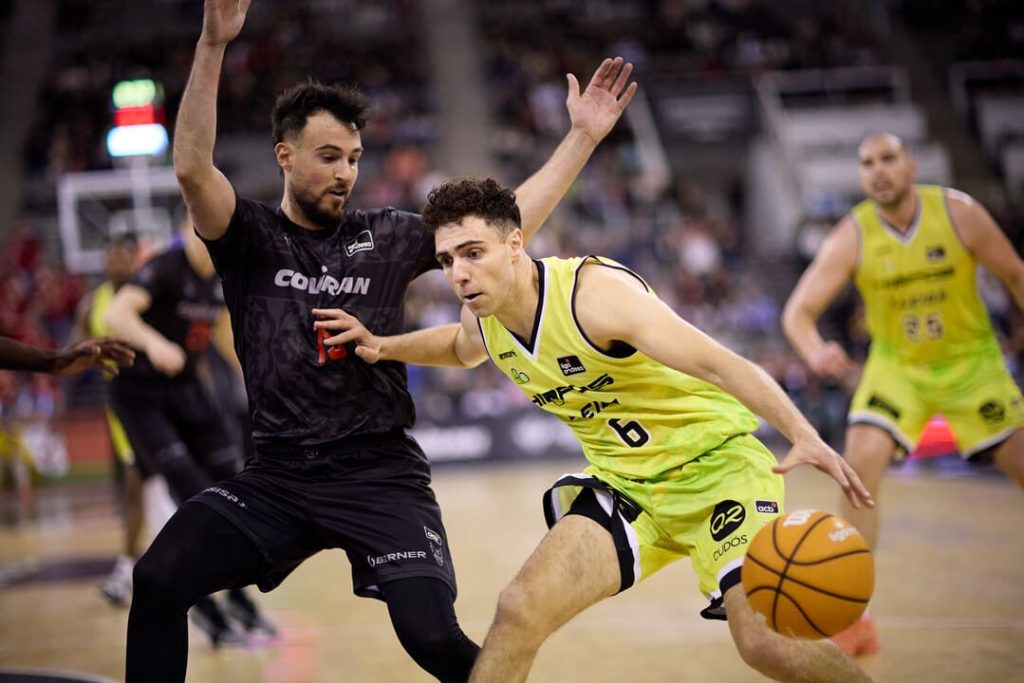 El Coviran Granada se aferra a la ACB con su segunda victoria seguida en el Palacio (92-89) Lluis Costa defiende durante el primer cuarto - ACB Photo