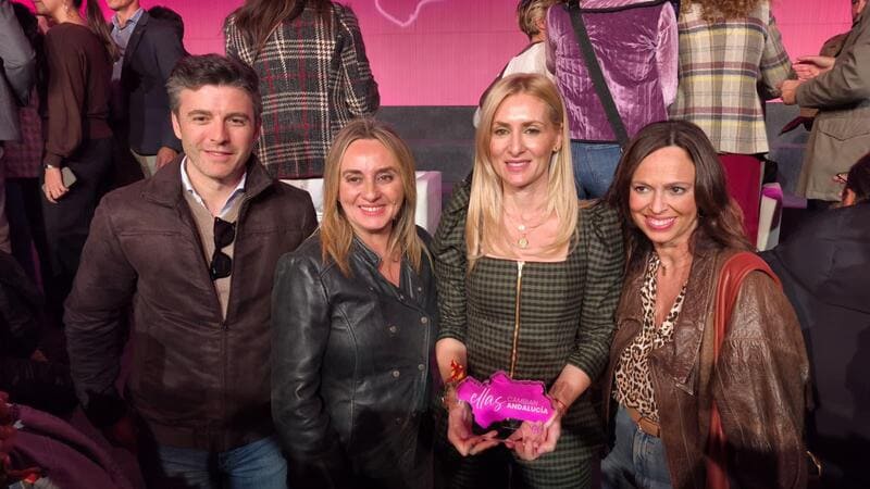 Concha de Luna ha estado acompañado en este acto de varios representantes institucionales granadinos, entre ellos Jorge Saavedra, Marifrán Carazo, alcaldesa de Granada, y Rocío Díaz, consejera de Fomento de la Junta de Andalucía. Imagen: Partido Popular Andalucía