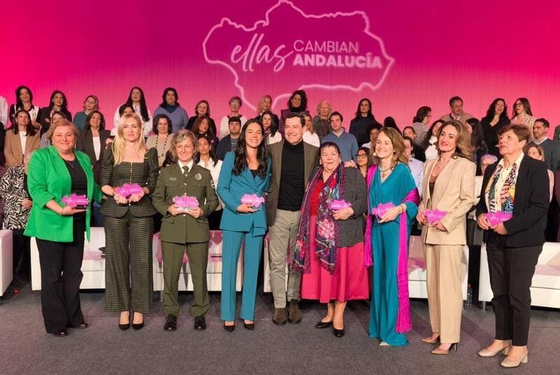 Foto de grupo de las mujeres reconocidas en el acto "Ellas cambian Andalucía", acimpañadas por el presidente de la Junta de Andalucía, Juanma Moreno. Imagen: Partido Popular Andalucía