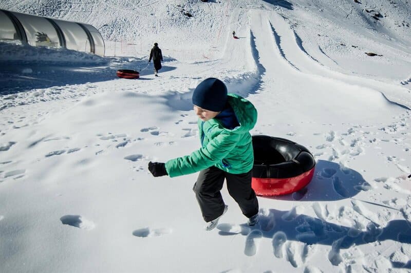 Sierra Nevada reabre sus pistas con 87 kilómetros de longitud esquiable tras dos días cerrada Un niño se dispone a lanzarse con un flotador en la zona de Borreguiles de la Estación de Sierra Nevada, en una imagen de archivo - SIERRA NEVADA - Archivo