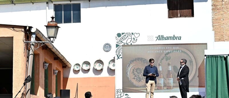 Cervezas Alhambra presenta en Granada nuevas iniciativas culturales y una colaboración con Fajalauza y el artista Asís Percales Presentación de las propuestas culturales de Cervezas Alhambra en la fábrica Fajalauza. Imagen: Cervezas Alhambra.