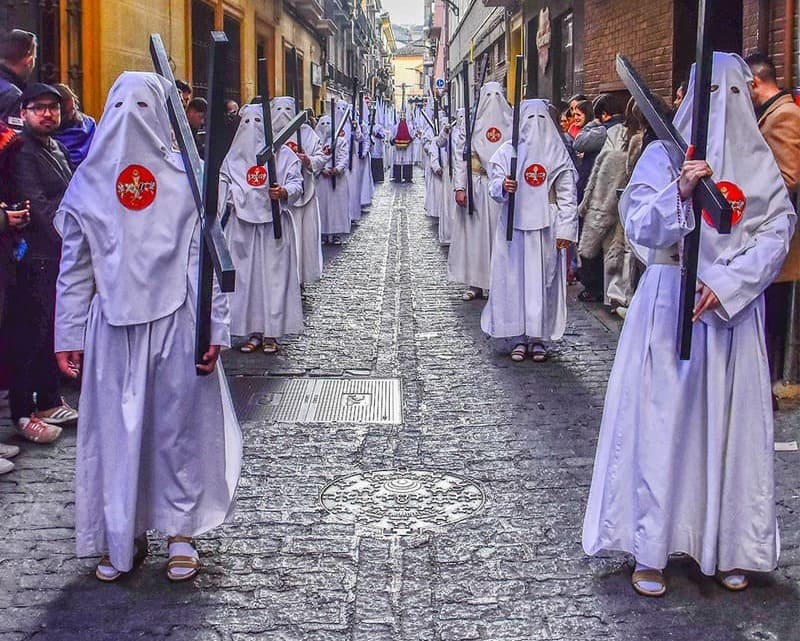 Hermandad del Santísimo Sacramento y Cofradía de Nazarenos de Nuestro Padre Jesús Despojado de sus Vestiduras, María Santísima del Dulce Nombre y San Juan Evangelista. Imagen: Antonio Odriozola.