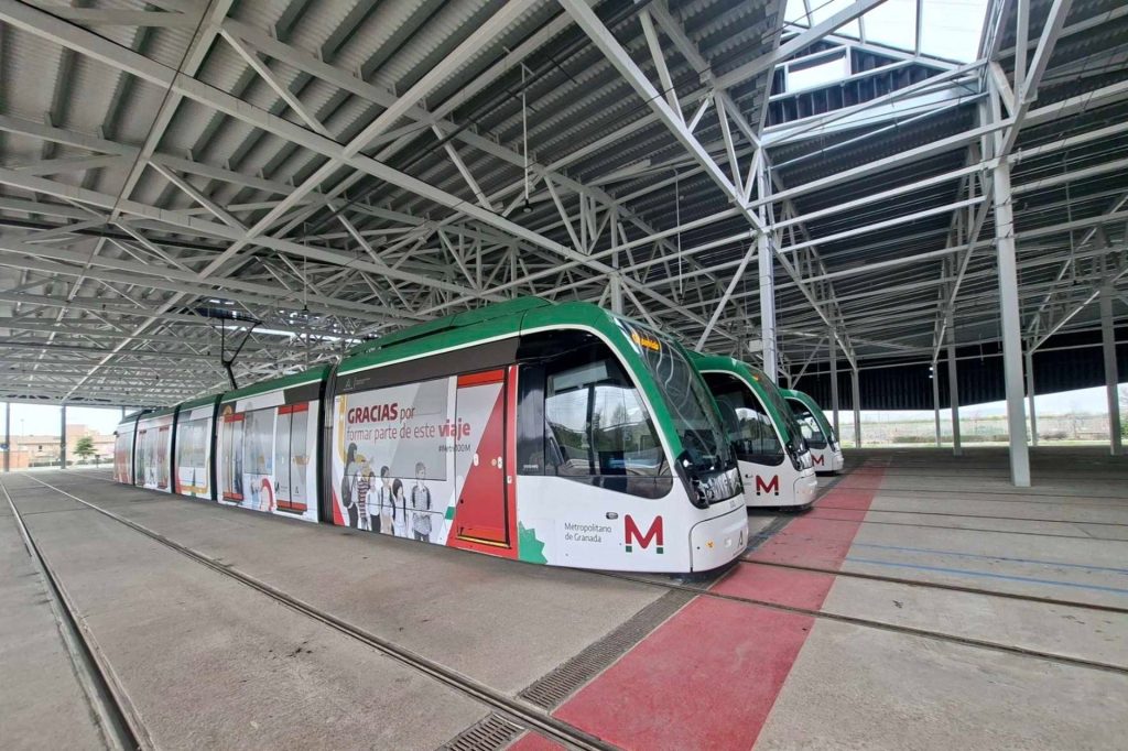 Imagen de los trenes del metro de Granada en su hangar. - JUNTA DE ANDALUCÍA