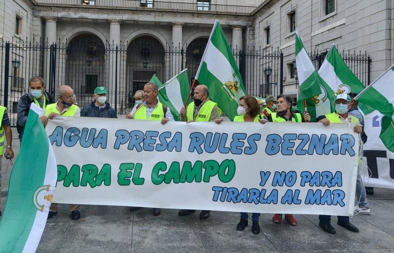 Agricultores de Río Verde aseguran que tendrán que pagar 152 millones por las canalizaciones del Guadalfeo