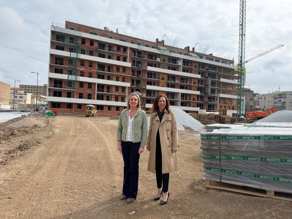 La consejera de Fomento, Articulación del Territorio y Vivienda, Rocío Díaz, junto a la alcaldesa de Granada, Marifrán Carazo. - JUNTA DE ANDALUCÍA