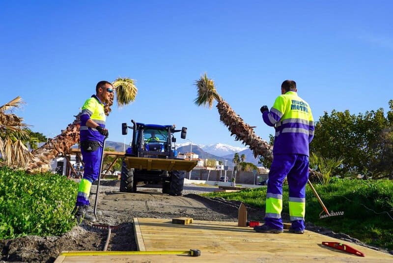 Motril refuerza el personal de limpieza y la puesta a punto de sus playas de cara a Semana Santa