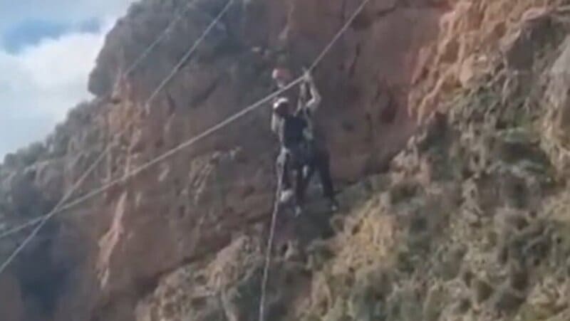 Rescatada una mujer atrapada en mitad de una tirolina de la Vía Ferrata de Güéjar Sierra