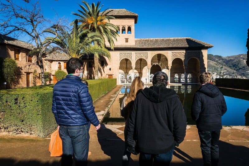 La Alhambra prevé alcanzar el lleno técnico de visitantes durante esta Semana Santa Visitantes en la Alhambra. Archivo. - PATRONATO DE LA ALHAMBRA - Archivo