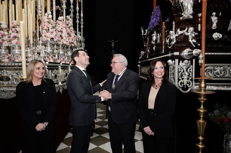 Juanma Moreno destaca la «singularidad, pasión y monumentalidad» de la Semana Santa de Granada El presidente de la Junta de Andalucía, Juanma Moreno (2i), recibe la insignia de la Hermandad del Santísimo Cristo de San Agustín, una de las cofradías más esperadas del Lunes Santo Granadino. A 30 de marzo de 2026 en Granada (Andalucía, España). - Arsenio Zurita - Europa Press