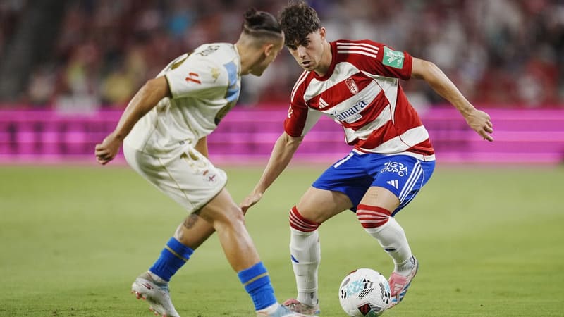Dónde y cómo ver por TV el RC Deportivo-Granada CF Pablo Saénz encara a Luismi Cruz durante el partido de ida - Granada CF