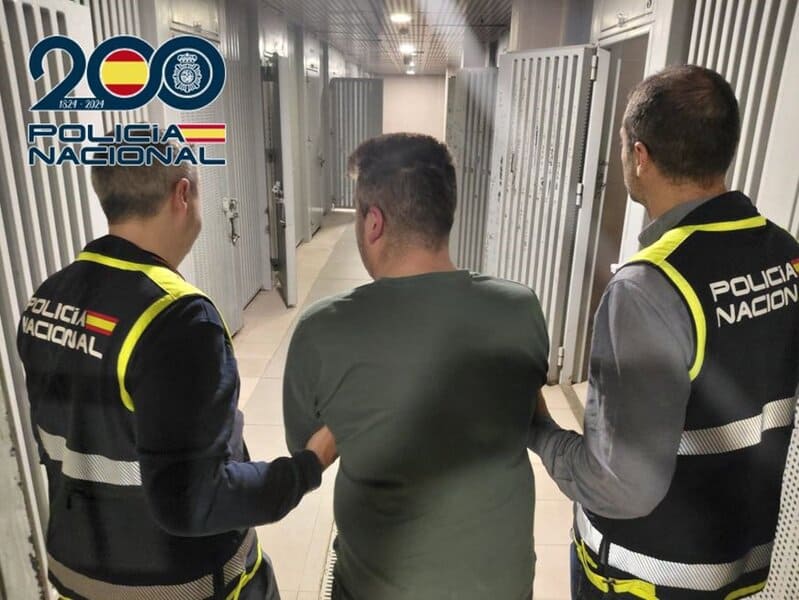A prisión por apuñalar a un hombre en el cuello al salir de un local en un pueblo del Área Metropolitana Detención tras un apuñalamiento en el centro de Granada - POLICÍA NACIONAL
