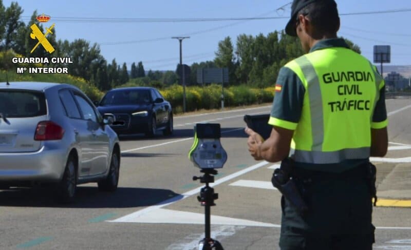 Archivada la causa por el atropello a una pareja tumbada semidesnuda en una carretera de Molvízar Un guardia civil en un control de tráfico en una imagen de archivo. - GUARDIA CIVIL