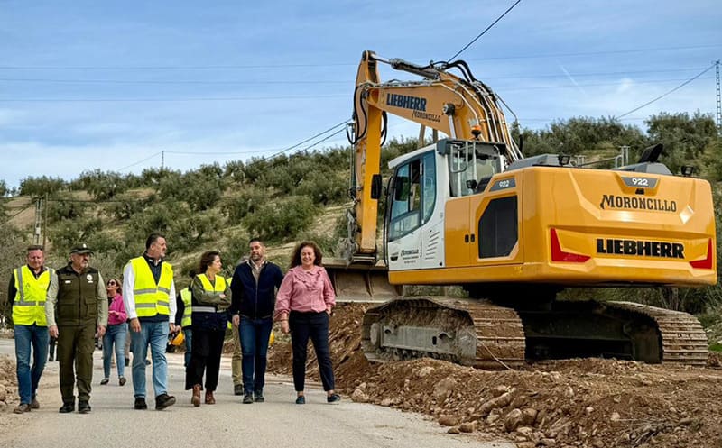 La Junta moviliza 11,8 millones de euros para arreglar vías pecuarias en la provincia de Granada Catalina García visita las obras de emergencia en vías pecuarias de Loja junto al alcalde de Loja, Francisco Joaquín Camacho, y el delegado territorial, Manuel Francisco García. Imagen: Junta de Andalucía