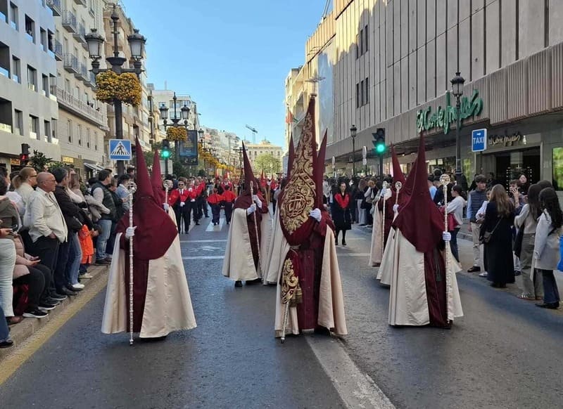 Cofradía del Santísimo Cristo del Consuelo y María Santísima del Sacromonte. Imagen: Juan Antonio Cervantes González