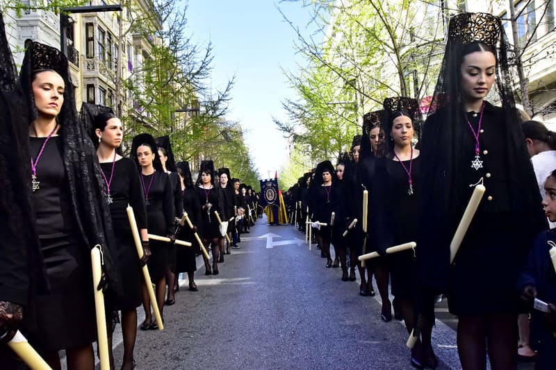 Cuerpo de mantillas de la procesión de la Cofradía del Santísimo Cristo del Consuelo y María Santísima del Sacromonte. Imagen: Antonio Odriozola